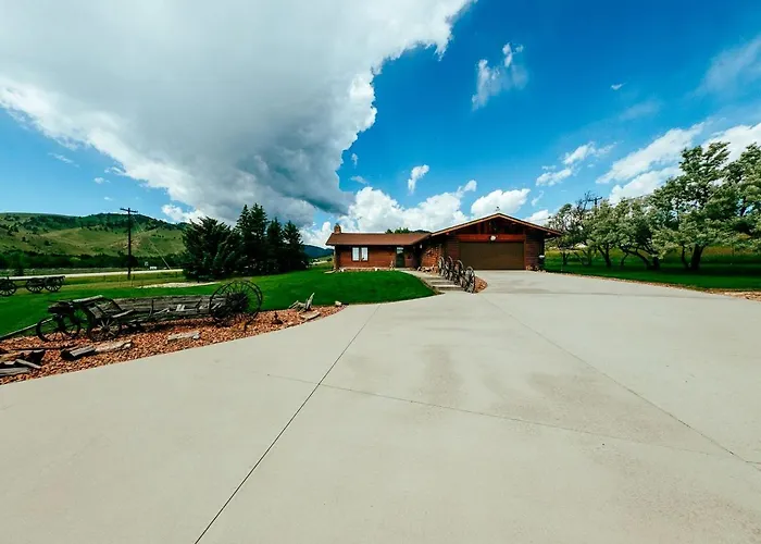 Rustic With Enormous Backyard And Marvelous Mountain Views In Buffalo, Wyoming