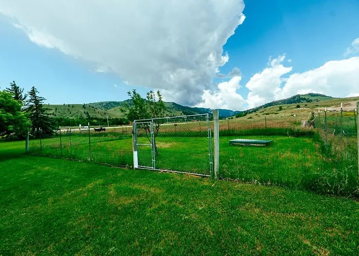 Rustic With Enormous Backyard And Marvelous Mountain Views In Buffalo, Wyoming *