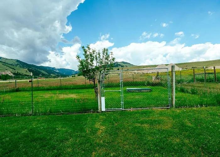 Rustic With Enormous Backyard And Marvelous Mountain Views In Buffalo, Wyoming Buffalo
